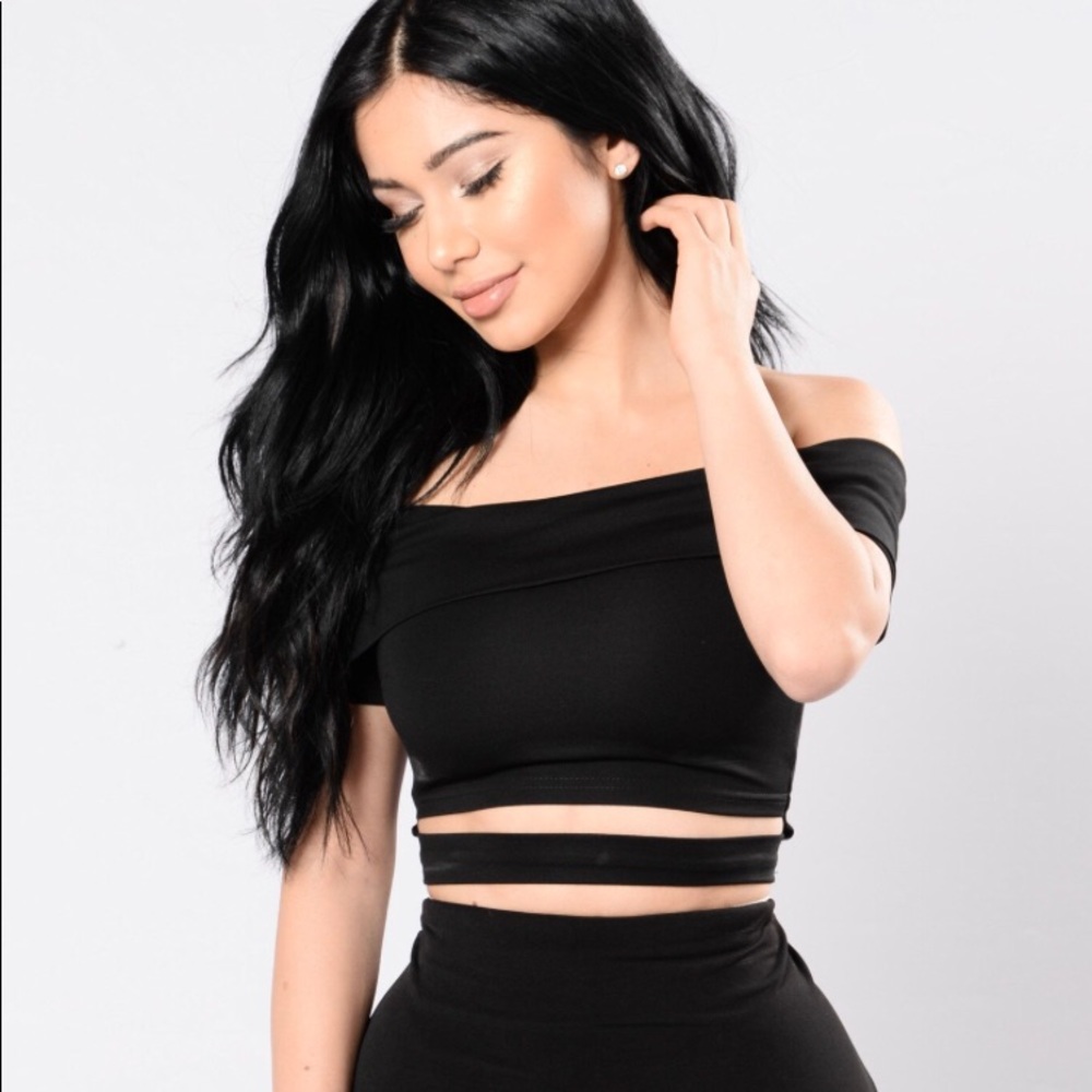 NEW-Fashion nova NWT Black crop top